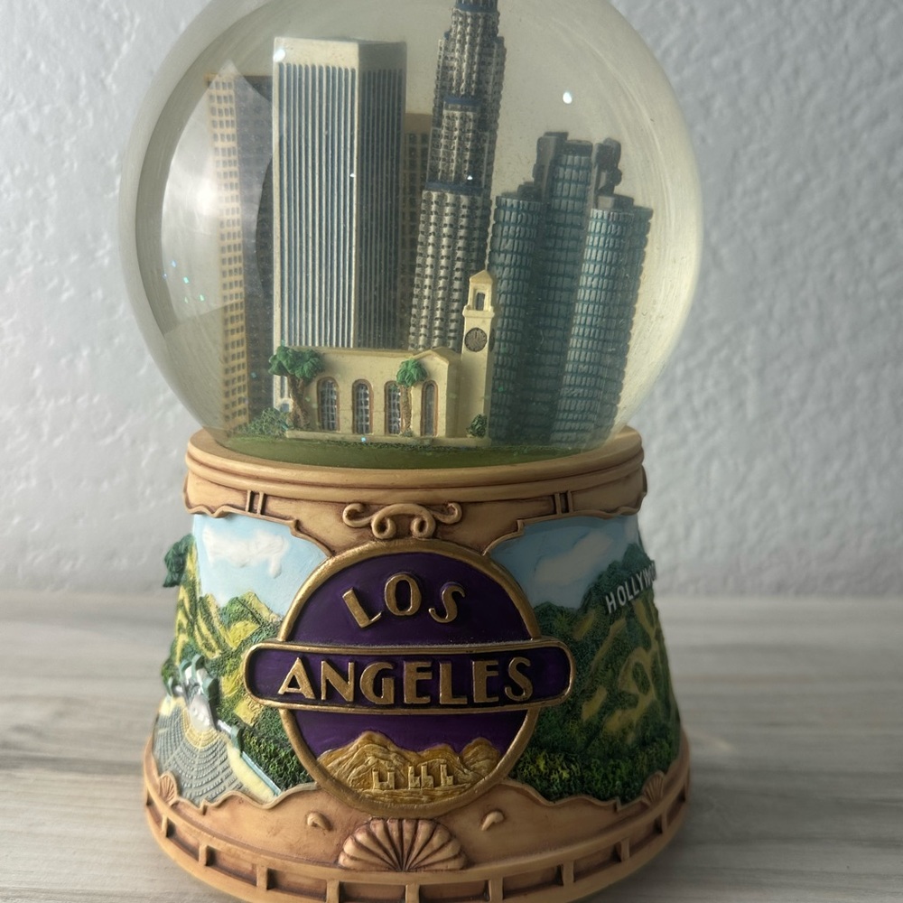 San Francisco Music Box Company Los Angeles California Dreamin’ Snow Globe